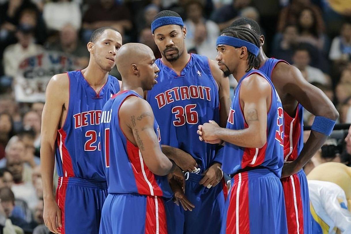 杰伦·布伦森33分率队大胜，助攻数跻身尼克斯队史前18（杰伦·布伦森轰下33分助尼克斯大胜，助攻数跻身队史前18）